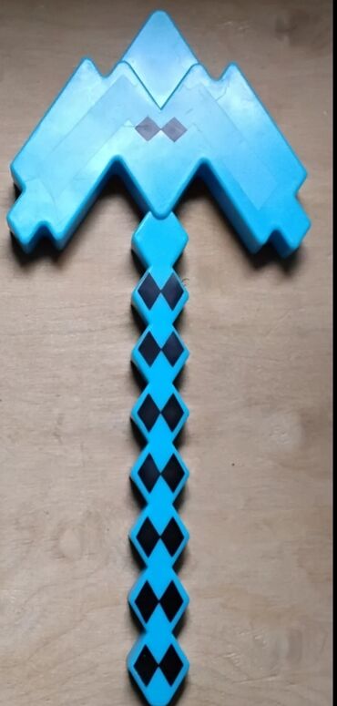 Oyuncaqlar: Minecraft oyunundan mavi rəngli, plastik alət oyuncağı. Oyuncağın sapı