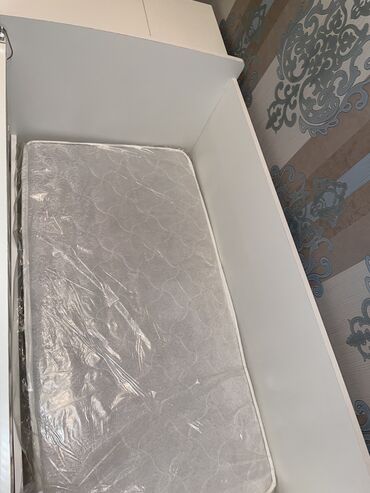 Beşiklər: Oğlan və qız üçün, Yeni, Dördbucaq, Beşik, Matras ilə, Yellənmə mexanizm ilə — 3