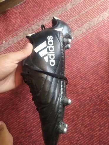 футбольные бутсы детские: Футбольные бутсы Adidas, выполненные в черном цвете с белыми