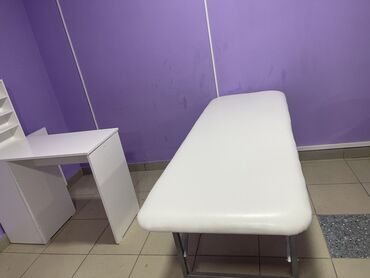 стол для парихмахера: Продаю маникюрный стол и кушетку