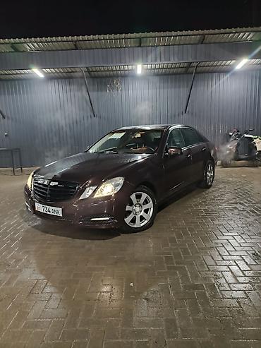 Другие автомобили: Седан бизнес‑класса темно‑бордового цвета. Кузов — классический — 1