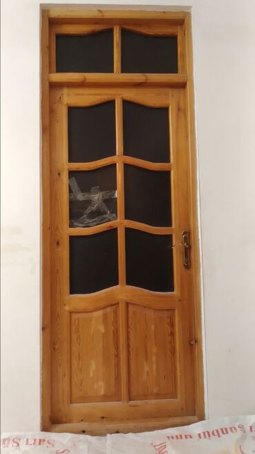 şef qapı: Taxta qapı – dekorativ panelli, şüşəli üst hissə - Material: təbii