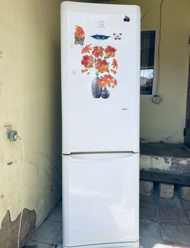 Холодильники: Б/у 2 двери Indesit Холодильник Продажа, цвет - Белый, С диспенсером