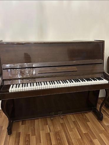 Musiqi alətləri: Upright pianino – “Kouhssu” markası (armənicə yazılı loqo ilə). - — 1