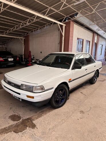 Toyota: Toyota Camry: 1986 г., 2 л, Механика, Бензин, Седан