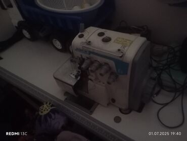 срочно продаю швейную машину: Тигүүчү машина Jack, Оверлок, Жарым автоматтык