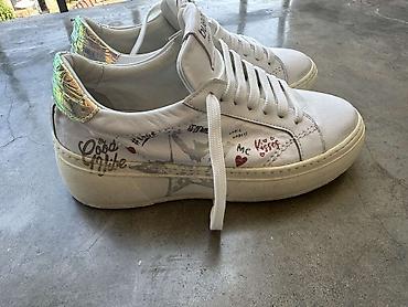 Salonke: Dve vrste obuće: 1) Bele patike sa pertlama - Klasičan nizak model sa — 7