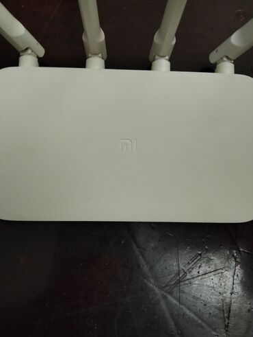 cib modemi: Ağ rəngdə, dörd antenli Xiaomi Mi Router 4C. Evdə və ya ofisdə simsiz