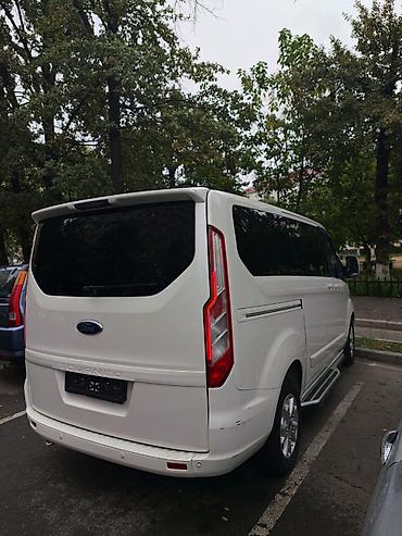 пассажирский рекс: Ford Tourneo (белого цвета), пассажирский минивэн. Кузов и экстерьер — 3
