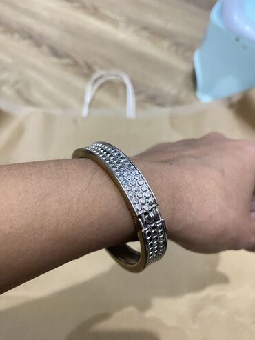 Bijuteriya dəstləri: Qolbaq dəsti - Model 1: Gümüşü rəngdə sərt qolbaq, üst hissəsi xırda — 8