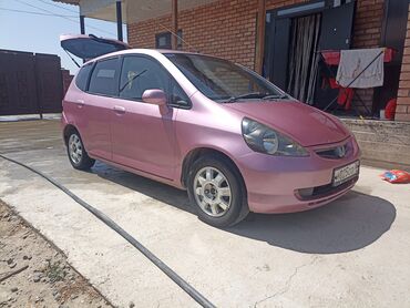 колпак на 16: Хэтчбек Honda Fit розового цвета с пятидверным кузовом. Автомобиль