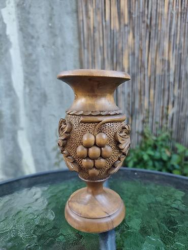 porcelanske figure: Ručno rezbarena drvena vaza sa motivom grožđa i vinove loze. - — 1