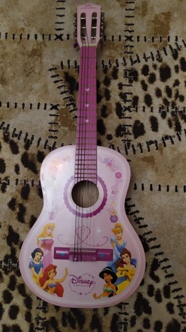 детская гитара игрушка: Продаём настоящую милейщую,красивую,деревянную шестиструнную гитару