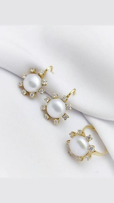 Серьги: Пара элегантных золотистых сережек с английским замком. Каждая сережка — 20