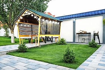 Bağ, çöl masa və oturacaq dəstləri: 🏡 Qəbələdə mərkəzdə dağ mənzərəli 8 nəfərlik sakit ərazidə yeni — 13