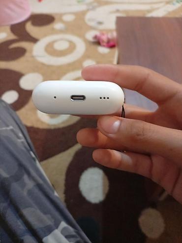 Audio: Apple AirPods Pro simsiz qulaqcıqları, ağ rəngdə, şarj qutusu ilə — 3