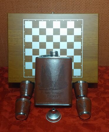 Digər kolleksiyalar: İçki qabı dəsti şahmat lövhəsi ilə birlikdə satılır. Üzərində Alov — 8
