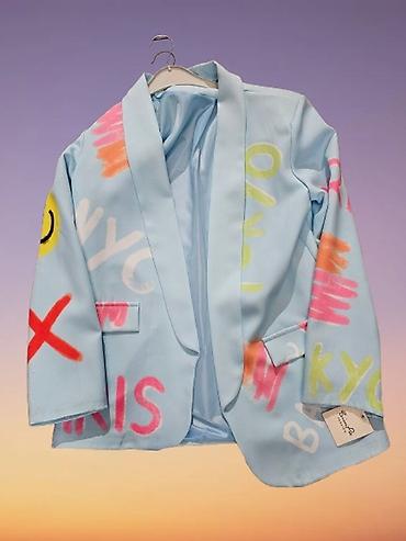 sat versace: Zenski blejzer u svetloplavoj boji sa umetničkim “spray paint” — 1