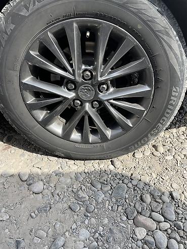 Шиналар жана дисктер: Комплект оригинальных литых дисков Toyota с шинами Все 4 диска в — 1