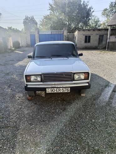 фольксваген поло новый кузов комплектации и цены: Ağ rəngli VAZ-2107 modeli, qara rəngli oturacaqlar və dam örtüyü ilə