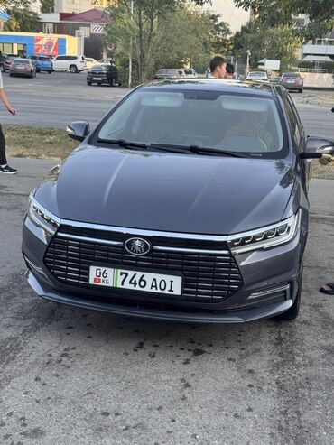 самая дорогая машина в кыргызстане: Элегантный серый седан BYD QIN PLUS с современным дизайном! Запас