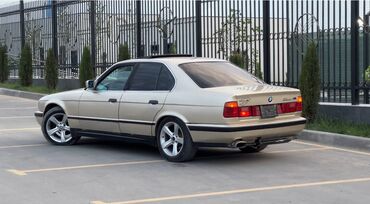 е34 e34 34: Автомобиль BMW 5-Series E34 520 брызги шампанский цвет. Обьем 2.5 Год
