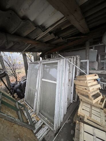 шкаф для документов со стеклом: Деревянные оконные рамы со стеклопакетами (одинарное стекло). -