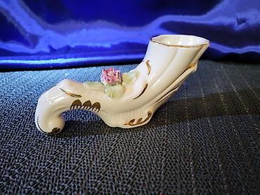 Ostali kućni dekor: Figura nova tkz opanak,Zajecar porcelan 70te. Figura,vazica nova na lalafo.rs — 1 Ostali kućni dekor: Figura nova tkz opanak,Zajecar porcelan 70te. Figura,vazica nova — 1