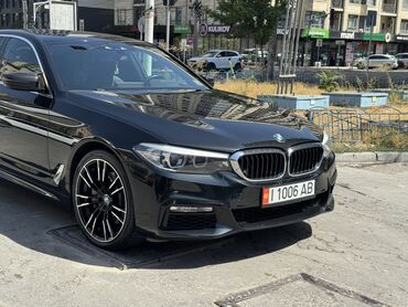 срочно в связи с переездом: Черный седан BMW 5-й серии с характерной решеткой радиатора и эмблемой