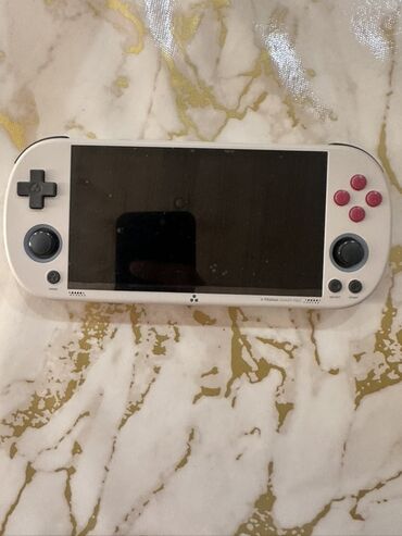 PS2 & PS1 (Sony PlayStation 2 & 1): Bu, ağ rəngli əl oyun konsoludur. Konsolun sol tərəfində qara rəngli