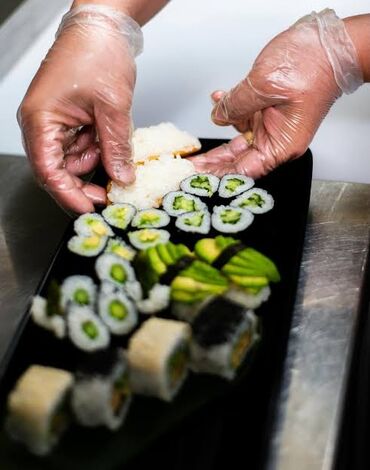 помошник повор: Сдается место для торговли суши. Требуется повар сушист с