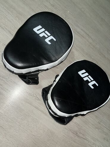 боксерский ринг: Удобные и качественные боксерские лапы UFC в идеальном состоянии