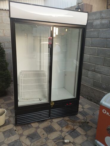 Холодильные витрины: Для напитков, Для молочных продуктов, Кондитерские, Италия