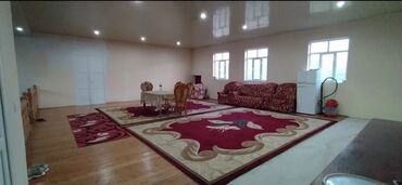 Otaqların uzunmüddətli kirayəsi: Geniş və işıqlı zal icarəyə təqdim olunur. Xüsusiyyətlər: - Açıq — 1