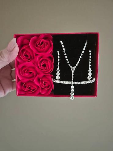 mona snizenje: Elegantan poklon set nakita u luksuznoj roze kutiji sa mirisnim — 2