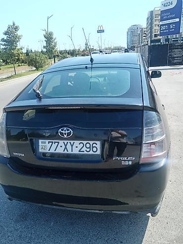 nolyeddi şəkilləri: Toyota Prius (2-ci nəsil) hibrid hetçbek - Rəng: qara - Kuzov: 5 — 2