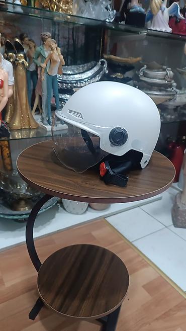 Moto geyim: Ağ rəngdə şəhər tipli motosiklet və Skuterlər üçün dəbilqə Hər növ — 5