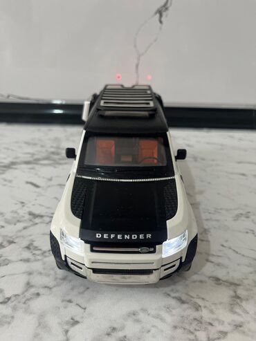 Nənnilər: Land Rover Defender model avtomobil oyuncağı. Bu oyuncaq Land Rover