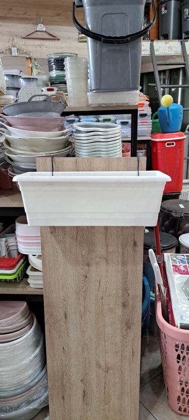 Bitkilər üçün dibçəklər: Dibcek dibcek qabi asma kvadrat balkon ag gul qabi asilan balkon — 19