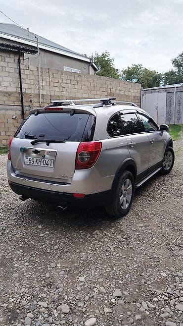 Chevrolet: Chevrolet Captiva, gümüş rəngli, 5 qapılı SUV. Əsas xüsusiyyətlər: - — 5