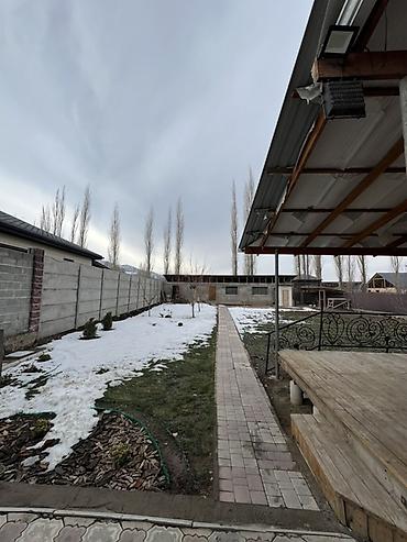 Продажа коттеджей и домов: Продаётся дом с большим участком и хозяйственными строениями. - Жилой — 14