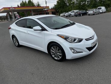 Ağ rəngli dördqapılı sedan tipli "Hyundai Elantra"