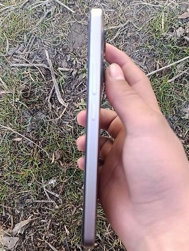 Другие мобильные телефоны: Смартфон с большим безрамочным дисплеем с отверстием под фронтальную — 8