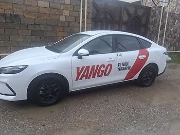 kreditle byd: BYD Qin Plus (sedan) – Yango brendli taksi üçün bükülü vinil reklam — 1