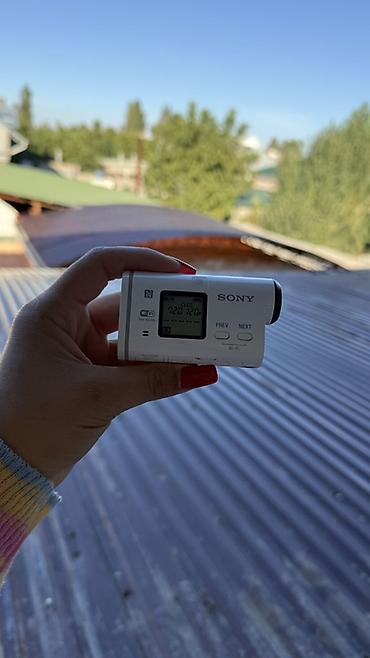 Экшн-камера Sony HDR-AS100V в белом корпусе. Компактная камера для