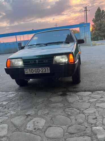 Yaşıl rəngli dördqapılı Lada Samara avtomobili gündəlik istifadə üçün