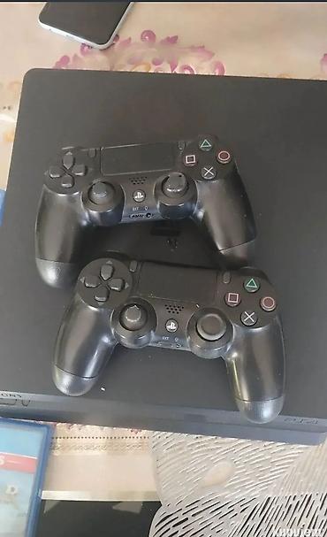 cd gta 5 pc: PlayStation 4 Slim konzola (crna) sa dva DualShock 4 bežična — 1