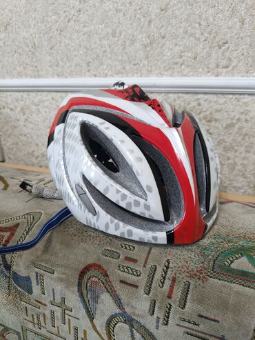 Велоаксессуары: Шлем защитный велосипедный.Размер регулируется примерно от 10 лет и до