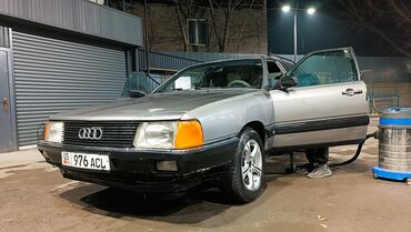 Audi: Автомобиль Audi 100 Avant серебристого цвета. Модель отличается
