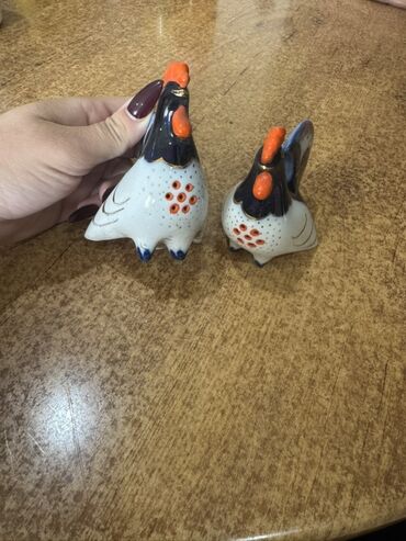 Bitkilər: Məhsul: Keramik xoruz fiqurları – duz və istiot qabı dəsti Təsvir: -